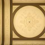 Pi� in alto una cornice a dentelli cinge il soffitto, adornato con rilievi vegetali